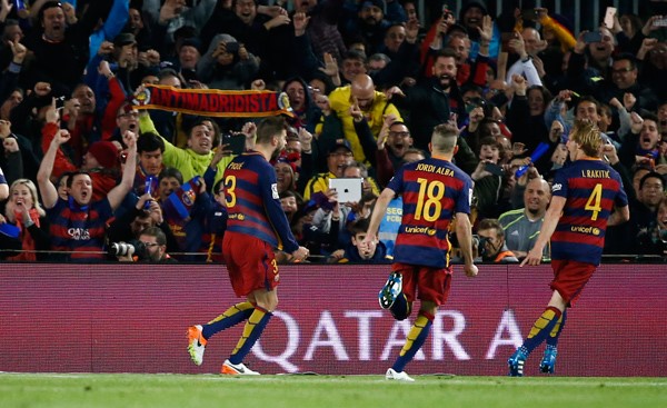 جيرارد بيكيه محتفلا بهدف برشلونة الوحيد
