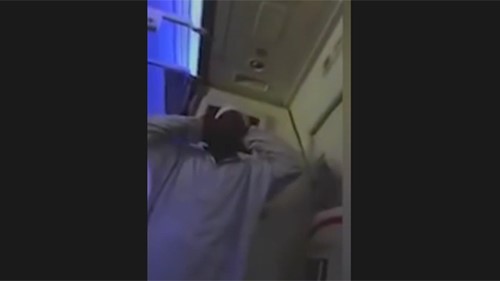 بالفيديو.. مسافر يؤذن في طائرة أمريكية ويثير الخوف بين الركاب