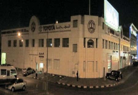مبنى تويوتا وتبدو انواره مطفاة خلال المشاركة في ساعة الارض ﻿