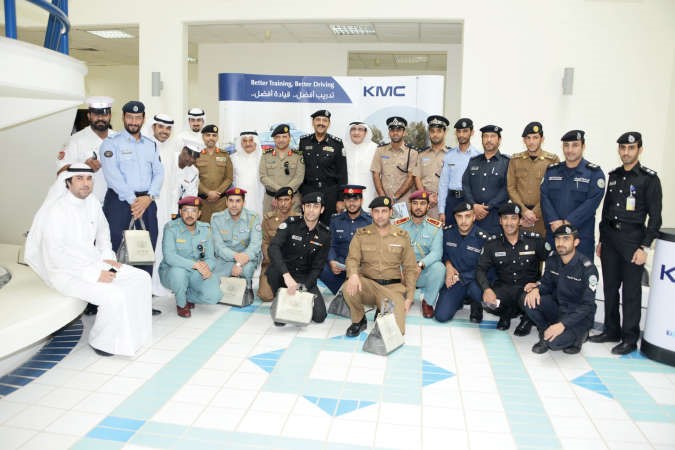 قيادات الشركة مع عدد من الضباط المشاركين في اسبوع المرور الخليجي الموحد
