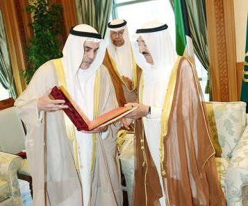 سمو الامير يتسلم السجل الذهبي من د عبدالله الطريجي