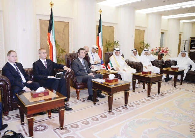 رئيس مجلس الامة مرزوق الغانم خلال مباحثاته مع رئيس مجلس النواب في جمهورية التشيك والوفد المرافق له ويبدو مبارك الخرينج ومبارك الحريص