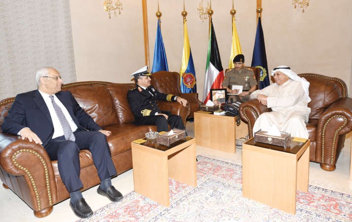 الشيخ خالد الجراح مستقبلا الفريق الركن بحري اسامة منير ربيع﻿﻿بحضور السفير المصري﻿