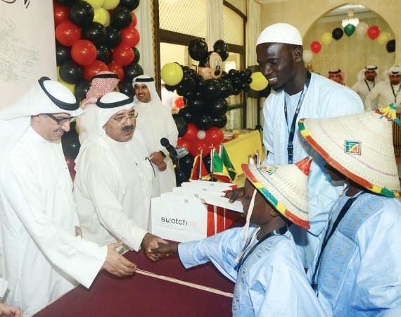 الشيخ ناصر صباح الاحمد يصافح الطلبة الايتام 