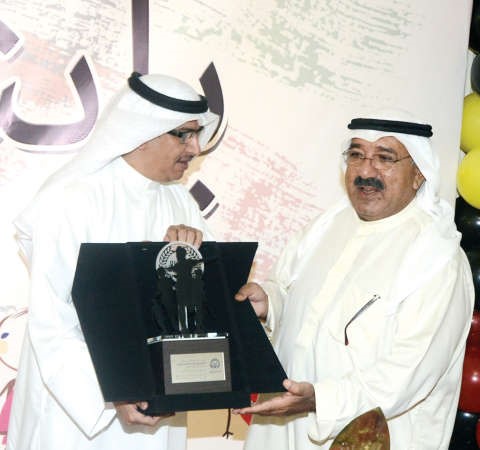 الشيخ ناصر صباح الاحمد مكرما احد المشاركين