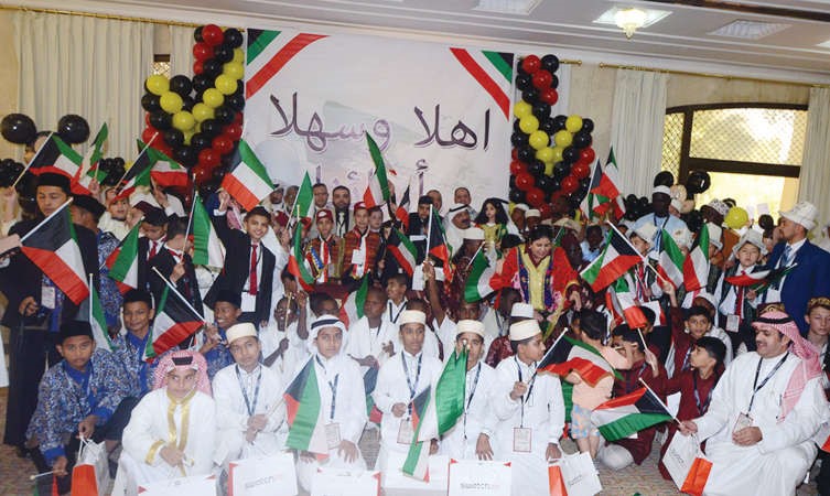الشيخ ناصر صباح الاحمد متوسطا الطلبة المتفوقين وحفظة القران المكرمين خلال ملتقى الايتام السابع