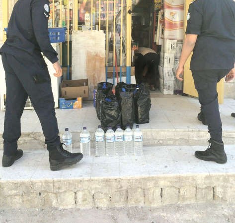 جانب من القناني المضبوطة داخل بقالة المراهقين﻿