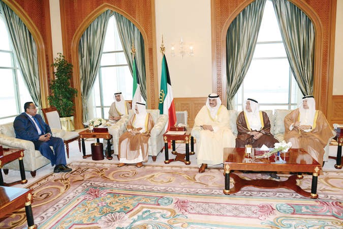 صاحب السمو الامير الشيخ صباح الاحمد مستقبلا وزير خارجية السودان ابراهيم غندور بحضور الشيخ صباح الخالد﻿