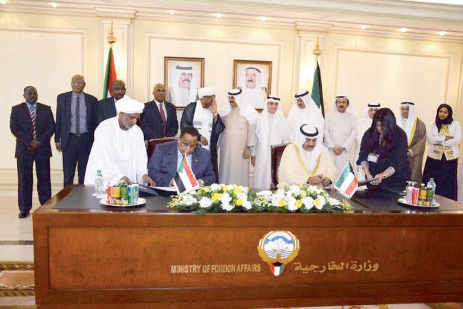  الشيخ صباح الخالد والبروفيسور ابراهيم غندور خلال توقيع الاتفاقية بحضور خالد الجارالله وداحمد ناصر المحمد وضاري العجران وايهم العمر وعزيز الديحاني وطلال منصور الهاجري ومحيي الدين سالم﻿