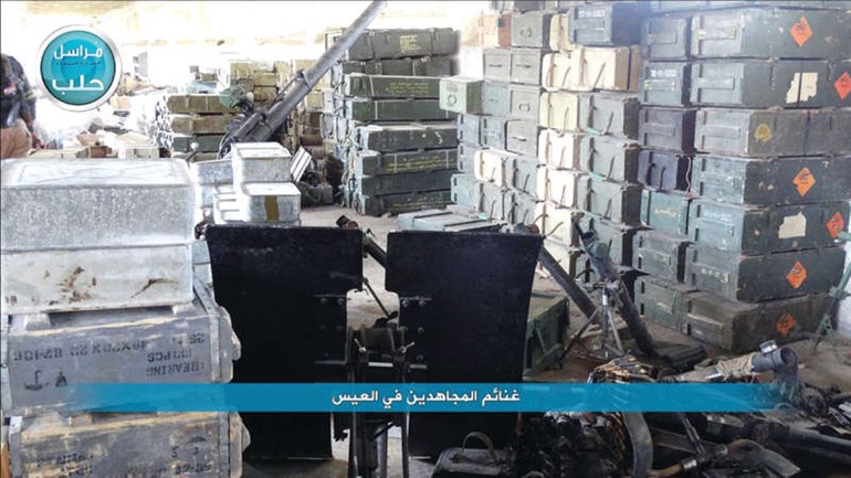 صورة عن تويتر لصناديق الاسلحة والذخيرة التي استحوذت عليها جبهة النصرة وفصائل معارضة بعدانتزاعها بلدة العيس من النظام في حلب	اب ﻿