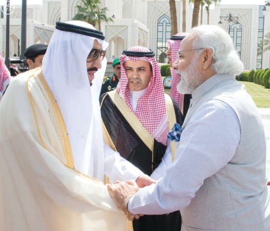 خادم الحرمين الشريفين الملك سلمان بن عبد العزيز مستقبلا رئيس الوزراء الهندي ناريندرا مودي واس 