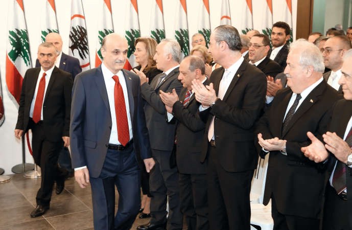رئيس حزب القوات اللبنانية سمير جعجع مع وفد الحزب من منطقة الشوف خلال لقائهم في معرابمحمود الطويل 