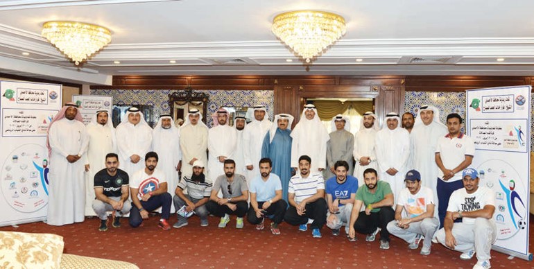 الشيخ فواز الخالد متوسطا المشاركين﻿