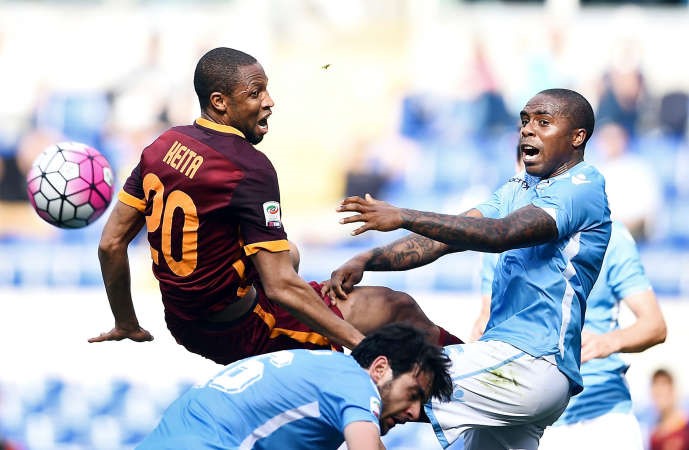 لاعب روما سيدو كيتا يرتقي فوق مدافع لاتسيو ادسون برافيد افپ