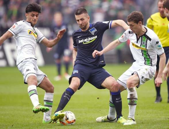 لاعب وسط هرتا برلين فيداد ايبيسيفيتش يحاول التسديد وسط مضايقة من مدافعي مونشنغلادباخ محمود داود واندرياس كريستنسن افپ