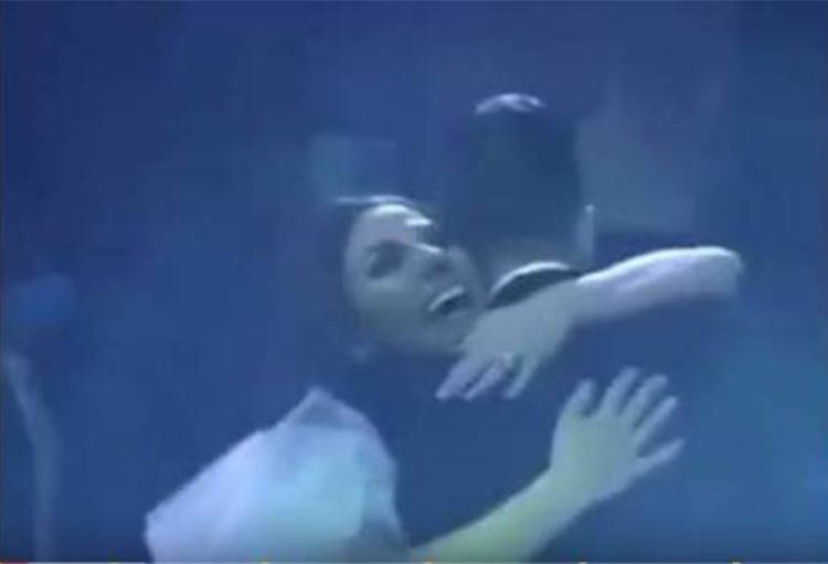 بالفيديو..  عروس مصرية تصاب بنوبة هستيرية بسبب عريسها.. فماذا فعل؟!