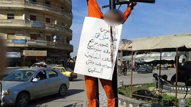 بالصور.. "داعش" يصلب شباباً في الرقة ويعلقهم على "عواميد" الطرقات