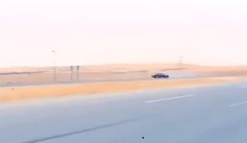 بالفيديو.. حادث تقحيص مأساوي يصرع شاباً في السعودية ويصيب مرافقه بعد انقلاب سيارتهما وتناثر أجزاء منها