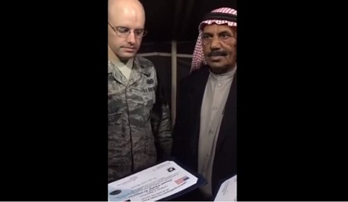 بالفيديو.. تكريم مواطن كويتي "عشَّى" الجنود "الأميركان" داخل "بيت الشعر" في الصحراء 