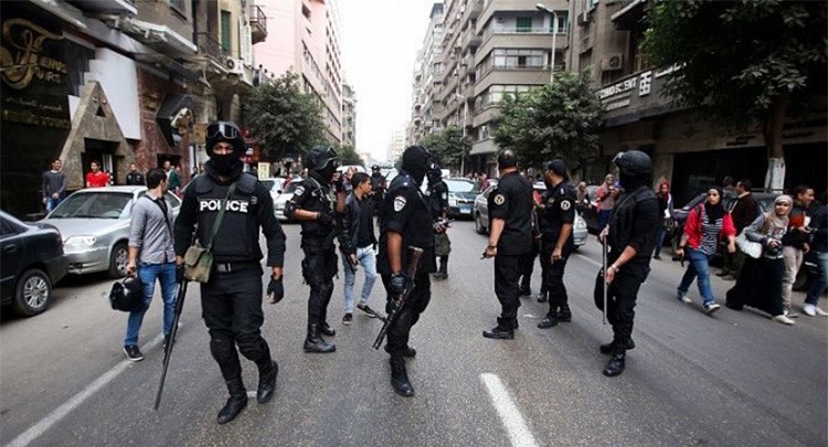 مصر: مقتل شرطي وإصابة آخرين في هجوم مسلح قرب القاهرة 
