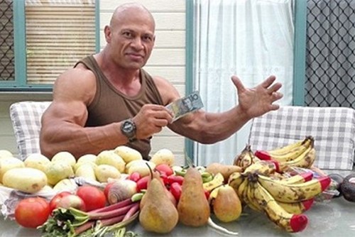 بالفيديو.. هذا ما يأكله أقوى رجل في أستراليا!