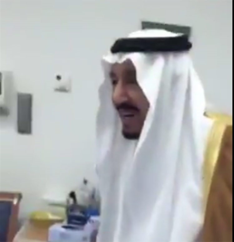 شاهد لطافة وبساطة الملك سلمان في لفتة أبوية نحو طفلة صغيرة