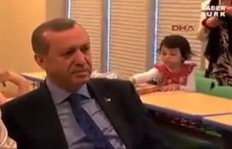 بالفيديو.. أردوغان يبكي أثناء قصيدة لطالبة تركية في أمريكا