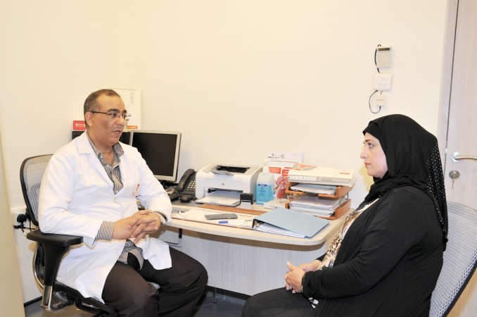 ايهاب الملاح متحدثا للزميلة حنان عبدالمعبود ريليش كومار