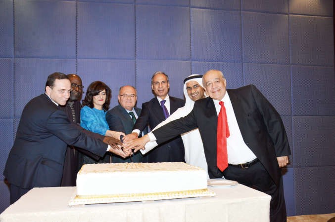 قطع كعكة الاحتفال انور الكندري