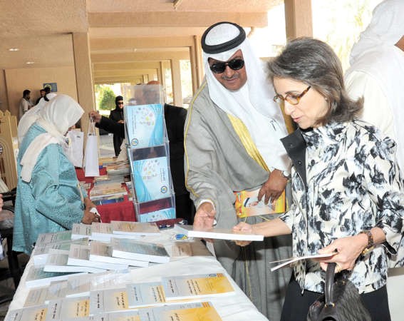 الشيخ حصة صباح السالم وجولة داخل المعرض المصاحب
