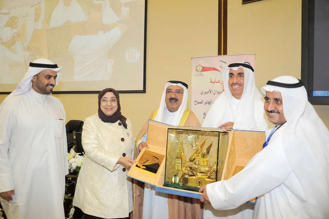 دحسين الانصاري مكرما الشيخ ناصر صباح الاحمد بحضور د سعاد عبد الوهاب