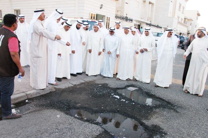 دعلي العمير والنائب ماجد موسى خلال الجولة التفقدية لمنطقة صباح الناصر ﻿