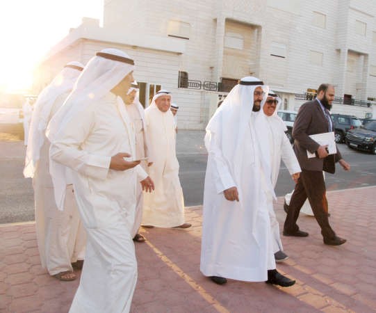 العمير وموسى يتفقدان احدى قطع المنطقة ﻿