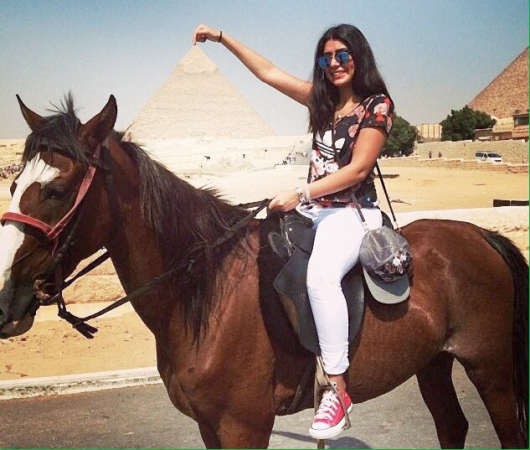 فرح وصورة اثناء زيارتها لاهرامات الجيزة﻿