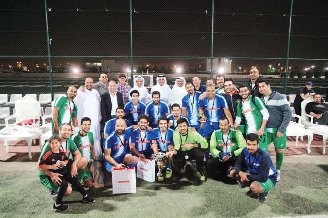 الفريق الفائز باللقب والوصيف مع المدير العام والرئيس التنفيذي الشيخ محمد بن عبدالله ال ثاني