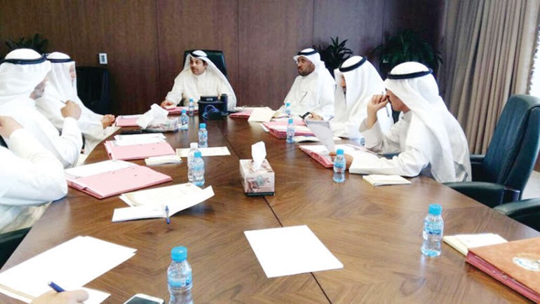 الوزير يعقوب الصانع خلال الاجتماع مع هيئة القران