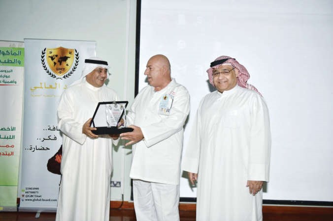 د مطر المطيري مكرما احد المشاركين بحضور د حسن كاظم﻿
