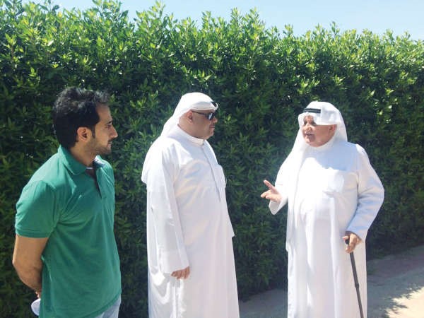 محمد الشرهان لدى زيارته منزل المواطن محمد النقي﻿
