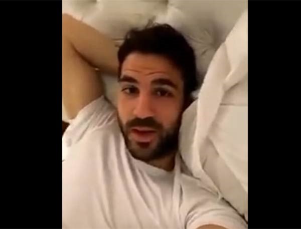 بالفيديو.. فابريغاس يغني لوائل كفوري.. شاهدوا النتيجة!