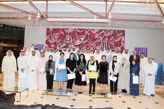 لقطة تجمع الزملاء المتدربين مع الشيخ مبارك الدعيج ومسؤولي كونا وسكاي نيوز عربية وجمعية الصحافيين الكويتية بعد تسليم الشهادات