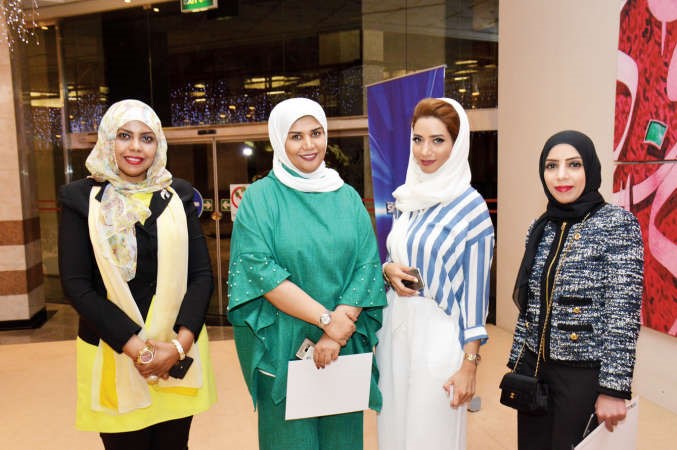 مهرة اليعقوبي مسؤولة التدريب في سكاي نيوز عربية مع الزميلات مريم الجمعة وهبة الطويل وامل الرندي