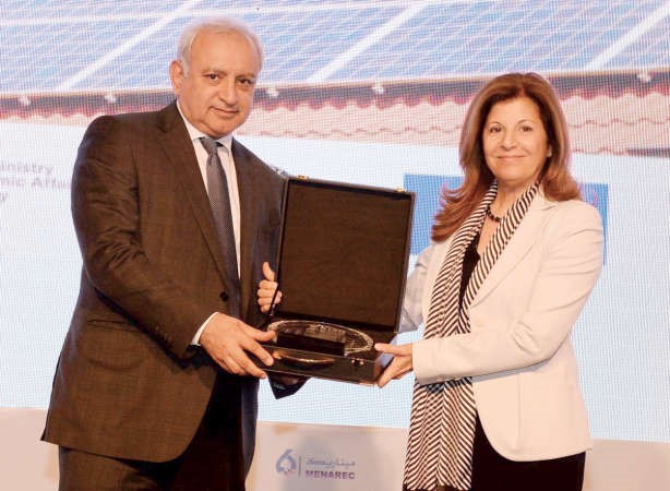 دبدر العيسى يتسلم درعا تكريمية من دسميرة السيد عمر ﻿