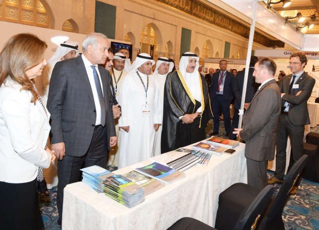 دبدر العيسى وم احمد الجسار خلال جولة في المعرض﻿