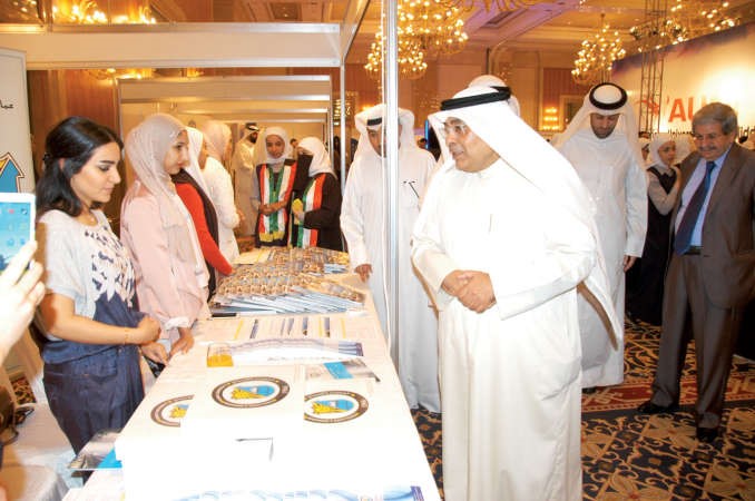 مقصيد متفقدا جناح جامعة الكويت في المعرض﻿
