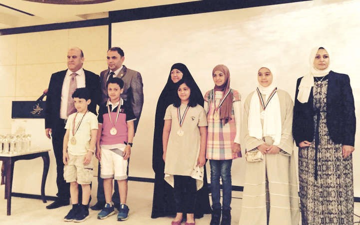 غنيمة الحبيب وخديجة المحميد وعلي فندي يكرمون الاطفال المشاركين في الاحتفالات﻿