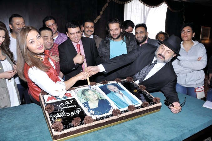 ليلى علوي وخالد الصاوي مع اسرة مسلسل هي ودافنشي﻿