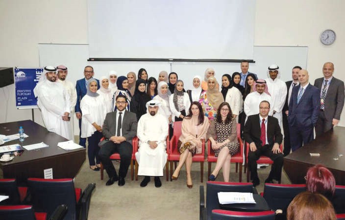 المشاركون في المسابقة مع اعضاء اللجنة التحكيمية﻿