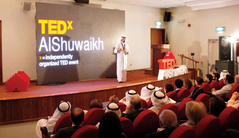 عبدالله بوفتين خلال افتتاح ملتقى TEDxALSuwaikh