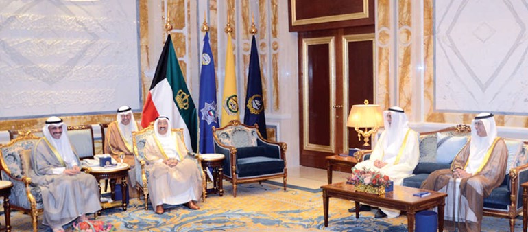 صاحب السمو الامير الشيخ صباح الاحمد خلال استقباله رئيس مجلس الامة مرزوق الغانم واحمد لاري ومبارك الحريص﻿