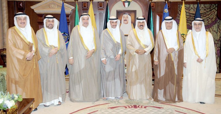 سمو ولي العهد الشيخ نواف الاحمد متوسطا رئيس مجلس الامة واعضاء لجنة الاولويات﻿